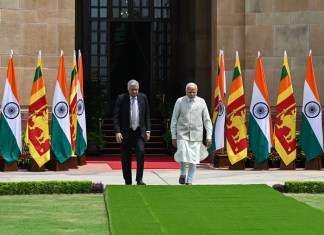 El presidente de Sri Lanka, Ranil Wickremesinghe (izquierda), camina con el primer ministro de la India, Narendra Modi, antes de una reunión en Hyderabad House.
