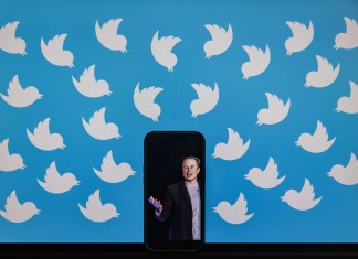 El propietario de Twitter, Elon Musk, insinuó la noche del 22 de julio de 2023 que podría deshacerse de la marca del pájaro azul de dibujos animados de la red social, y pronto, por un logotipo más atrevido basado en una "aplicación de todo" a la que ha aludido durante mucho tiempo llamada solo X.