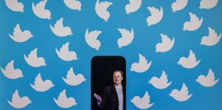 El propietario de Twitter, Elon Musk, insinuó la noche del 22 de julio de 2023 que podría deshacerse de la marca del pájaro azul de dibujos animados de la red social, y pronto, por un logotipo más atrevido basado en una "aplicación de todo" a la que ha aludido durante mucho tiempo llamada solo X.
