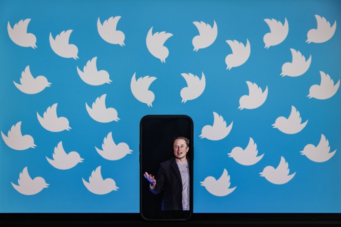 El propietario de Twitter, Elon Musk, insinuó la noche del 22 de julio de 2023 que podría deshacerse de la marca del pájaro azul de dibujos animados de la red social, y pronto, por un logotipo más atrevido basado en una 