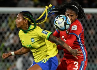 La defensora de Panamá #03 Wendy Natis (R) y la delantera de Brasil #18 Geyse (L) luchan por el balón durante el partido de fútbol del Grupo F de la Copa Mundial Femenina 2023 de Australia y Nueva Zelanda entre Brasil y Panamá en el Estadio Hindmarsh en Adelaide.