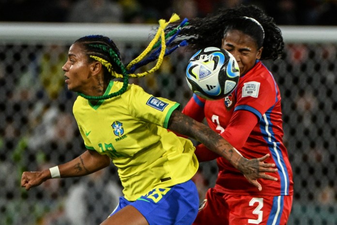 La defensora de Panamá #03 Wendy Natis (R) y la delantera de Brasil #18 Geyse (L) luchan por el balón durante el partido de fútbol del Grupo F de la Copa Mundial Femenina 2023 de Australia y Nueva Zelanda entre Brasil y Panamá en el Estadio Hindmarsh en Adelaide.