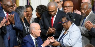 El presidente de EE. UU., Joe Biden, entrega un bolígrafo al miembro de la familia Till, después de firmar una proclamación que establece el Monumento Nacional Emmett en Illinois y Mississippi, cerca de la Casa Blanca, en Washington.