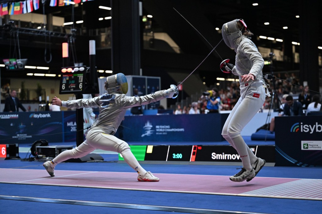 La ucraniana Olha Kharlan (L) y la rusa Anna Smirnova, registrada como Atleta Neutral Individual (AIN), compiten durante las clasificatorias individuales sénior femeninas de Sable, como parte del Campeonato Mundial de Esgrima de la FIE.