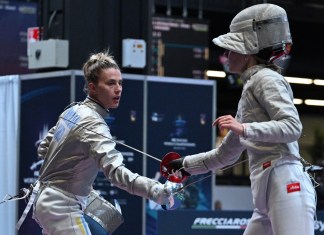 La ucraniana Olha Kharlan (L) y la rusa Anna Smirnova, registrada como Atleta Neutral Individual (AIN), compiten durante las clasificatorias individuales sénior femeninas de Sable, como parte del Campeonato Mundial de Esgrima de la FIE.