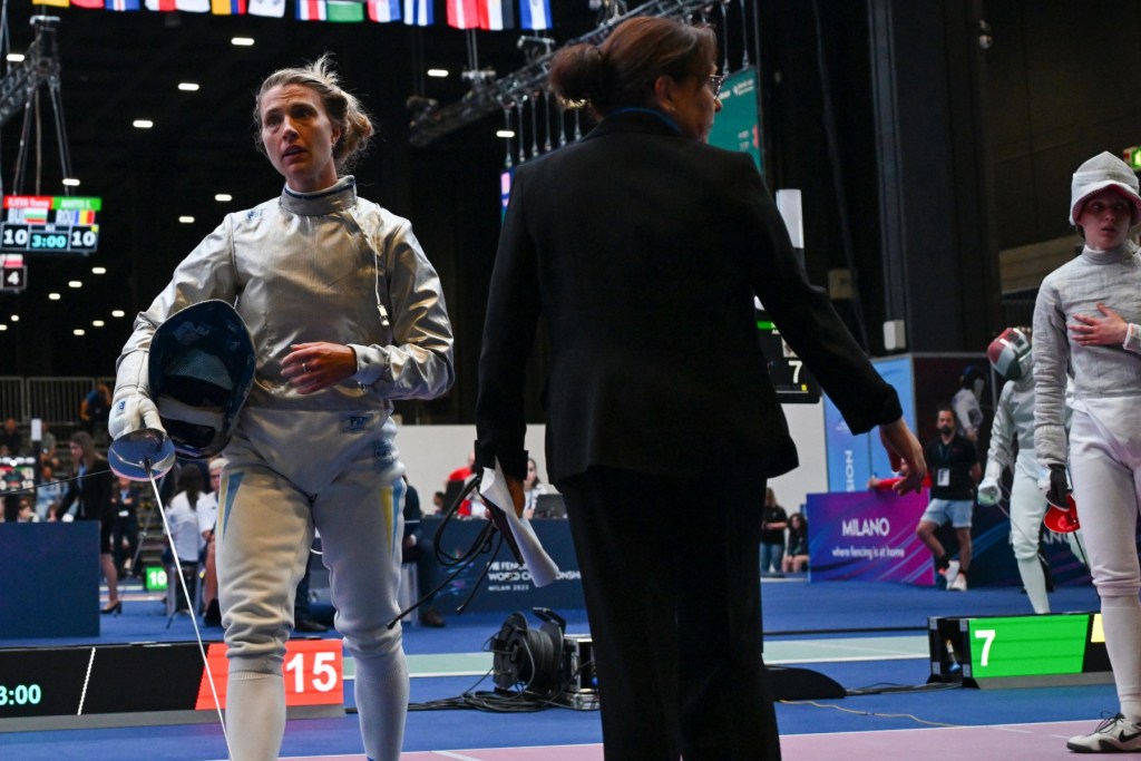 La ucraniana Olha Kharlan (izq.) abandona la franja de esgrima después de negarse a darle la mano a la rusa Anna Smirnova (der.), luego de que Kharlan derrotara a Smirnova durante las clasificatorias individuales sénior femeninas de Sable.