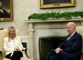 El presidente de los Estados Unidos, Joe Biden (derecha), se reúne con la primera ministra italiana, Giorgia Meloni, en la Oficina Oval de la Casa Blanca.