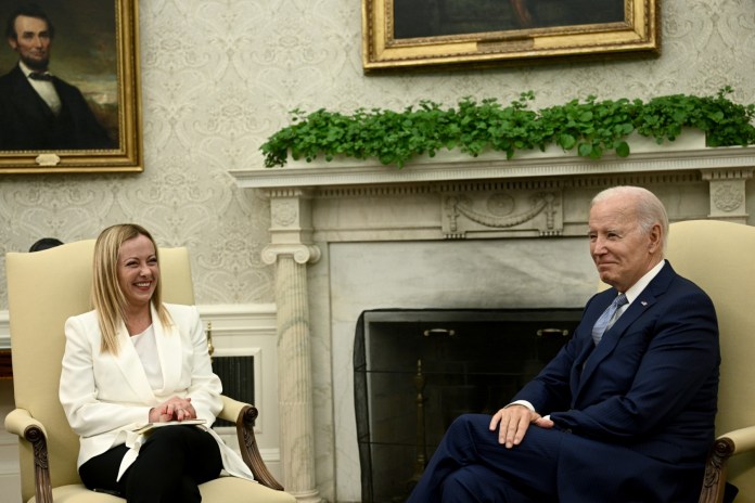 El presidente de los Estados Unidos, Joe Biden (derecha), se reúne con la primera ministra italiana, Giorgia Meloni, en la Oficina Oval de la Casa Blanca.