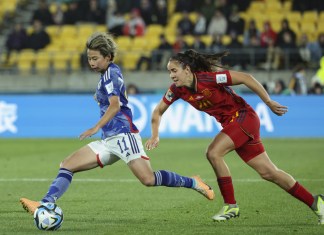 La delantera japonesa #11 Mina Tanaka y la defensora española #20 Rocío Gálvez compiten por el balón durante el partido de fútbol del Grupo C de la Copa Mundial Femenina 2023 de Australia y Nueva Zelanda entre Japón y España en el Wellington Stadium.