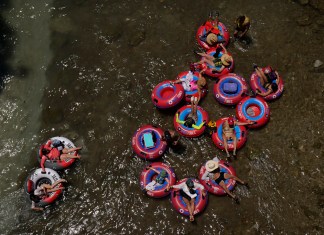 Bañistas en llantas inflables flotan el jueves 29 de junio de 2023 en el frío río Comal, en New Braunfels, Texas.