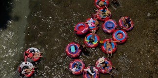Bañistas en llantas inflables flotan el jueves 29 de junio de 2023 en el frío río Comal, en New Braunfels, Texas.