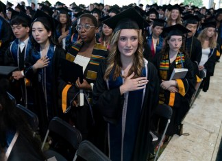 Estudiantes entonan el himno nacional de Estados Unidos durante una ceremonia de graduación de la generación Georgetown de 2022 en la Walsh School of Foreign Service.