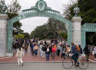 Un grupo de estudiantes pasa por la Puerta Sather cerca de la Plaza Sproul en la Universidad de California, campus de Berkeley, el martes 29 de marzo de 2022, en Berkeley, California.