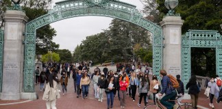 Un grupo de estudiantes pasa por la Puerta Sather cerca de la Plaza Sproul en la Universidad de California, campus de Berkeley, el martes 29 de marzo de 2022, en Berkeley, California.