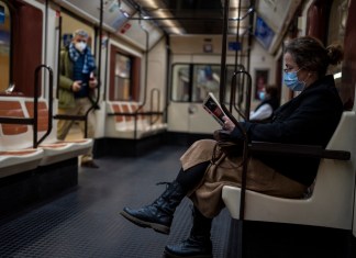 Una mujer con mascarilla viaja en el metro de Madrid, 20 de enero de 2022. El gobierno declaró el martes 4 de julio de 2023 el fin de la crisis sanitaria provocada por el COVID-19.