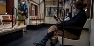 Una mujer con mascarilla viaja en el metro de Madrid, 20 de enero de 2022. El gobierno declaró el martes 4 de julio de 2023 el fin de la crisis sanitaria provocada por el COVID-19.
