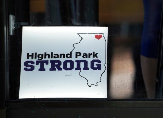 Cartel con la leyenda Highland Park Fuerte en un restaurante en Highland Park, Illinois, 3 de julio de 2023. Un año después que un hombre abrió fuego y provocó terror entre los asistentes al desfile del Día de la Independencia en Highland Park, Illinois, los vecinos planean reunirse para recordar a las siete víctimas fatales, conmemorar la fecha y reclamar el espacio.