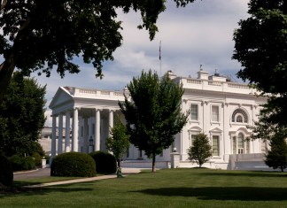 La Casa Blanca fue evacuada brevemente el domingo por la noche cuando el presidente Joe Biden se encontraba en Camp David después que el Servicio Secreto descubrió un polvo sospechoso en una zona del Ala Oeste, donde se encuentran las oficinas presidenciales, y un análisis preliminar reveló que era cocaína, dijeron dos agentes policiales el martes 4 de julio de 2023.