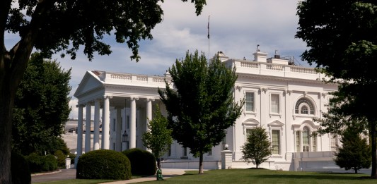 La Casa Blanca fue evacuada brevemente el domingo por la noche cuando el presidente Joe Biden se encontraba en Camp David después que el Servicio Secreto descubrió un polvo sospechoso en una zona del Ala Oeste, donde se encuentran las oficinas presidenciales, y un análisis preliminar reveló que era cocaína, dijeron dos agentes policiales el martes 4 de julio de 2023.