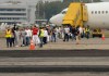 Migrantes guatemaltecos que fueron deportados bajan de un avión estadounidense en el Aeropuerto Internacional La Aurora en Ciudad de Guatemala, 11 de mayo de 2023.