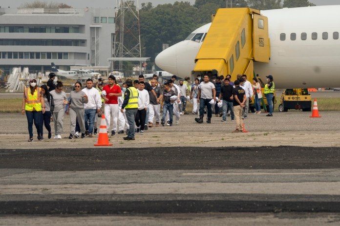 Migrantes guatemaltecos que fueron deportados bajan de un avión estadounidense en el Aeropuerto Internacional La Aurora en Ciudad de Guatemala, 11 de mayo de 2023.