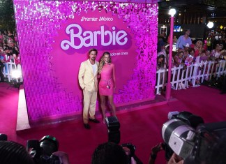 Los actores Ryan Gosling, izquierda, y Margot Robbie posan para un retrato en la alfombra rosa de la película "Barbie" en la Ciudad de México