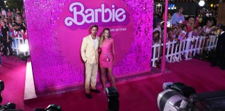 Los actores Ryan Gosling, izquierda, y Margot Robbie posan para un retrato en la alfombra rosa de la película "Barbie" en la Ciudad de México