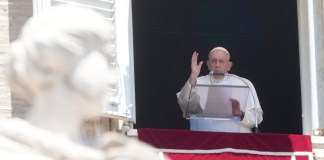 El papa Francisco ofrece la plegaria del Angelus en la plaza de San Pedro del Vaticano