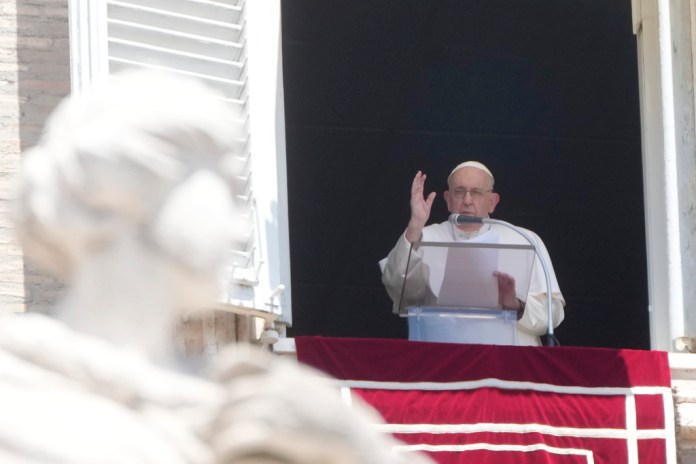El papa Francisco ofrece la plegaria del Angelus en la plaza de San Pedro del Vaticano
