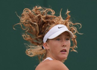 Mirra Andreeva devuelve ante Anastasia Potapova durante la tercera ronda del torneo de Wimbledon,