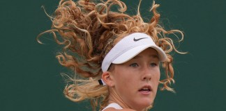 Mirra Andreeva devuelve ante Anastasia Potapova durante la tercera ronda del torneo de Wimbledon,