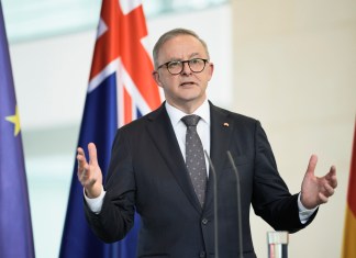 El primer ministro australiano Anthony Albanese realiza una conferencia de prensa en la cancillería alemana en Berlín.
