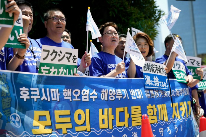 Una protesta en contra de los planes de Japón de liberar al océano aguas de la planta nuclear Fukushima.