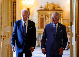 El rey británico Carlos III, derecha, y el presidente estadounidense Joe Biden llegan para reunirse con participantes de un foro climático en el Castillo de Windsor.