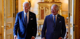 El rey británico Carlos III, derecha, y el presidente estadounidense Joe Biden llegan para reunirse con participantes de un foro climático en el Castillo de Windsor.
