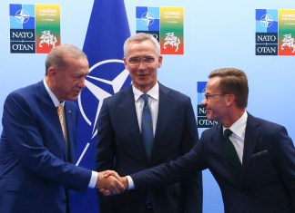El presidente de Turquía, Recep Tayyip Erdogan, a la izquierda, le da la mano al primer ministro de Suecia, Ulf Kristersson, a la derecha, mientras el secretario general de la OTAN, Jens Stoltenberg, observa antes de una reunión previa a la cumbre de la OTAN en Vilna, Lituania.