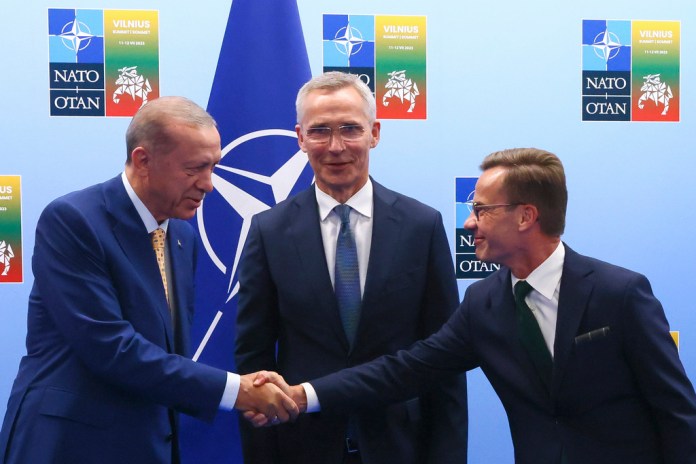 El presidente de Turquía, Recep Tayyip Erdogan, a la izquierda, le da la mano al primer ministro de Suecia, Ulf Kristersson, a la derecha, mientras el secretario general de la OTAN, Jens Stoltenberg, observa antes de una reunión previa a la cumbre de la OTAN en Vilna, Lituania.
