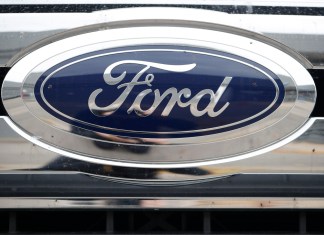 Foto de archivo del 20 de octubre de 2019, del logo de Ford en un vehículo en una concesionaria Ford en Littleton, Colorado.