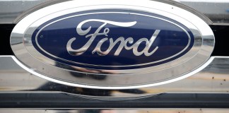 Foto de archivo del 20 de octubre de 2019, del logo de Ford en un vehículo en una concesionaria Ford en Littleton, Colorado.
