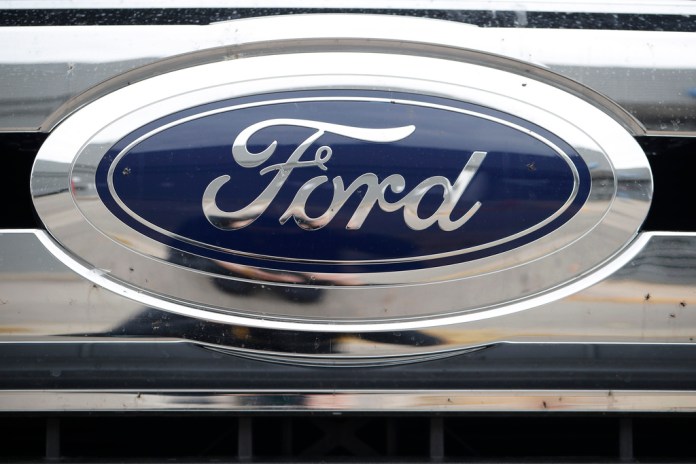 Foto de archivo del 20 de octubre de 2019, del logo de Ford en un vehículo en una concesionaria Ford en Littleton, Colorado.