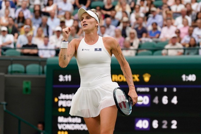La checa Marketa Vondrousova celebra un punto ante la estadounidense Jessica Pegula en los cuartoa de final de Wimbledon. Foto La Hora/AP