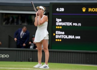 La ucraniana Elina Svitolina celebra tras vencer a la polaca Iga Swiatek en los cuartos de final de Wimbledon.