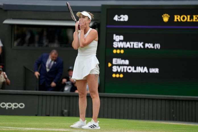 La ucraniana Elina Svitolina celebra tras vencer a la polaca Iga Swiatek en los cuartos de final de Wimbledon.