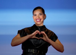 America Ferrera posa para medios previo a una conferencia de prensa de "Barbie" en Seúl, Corea del Sur.