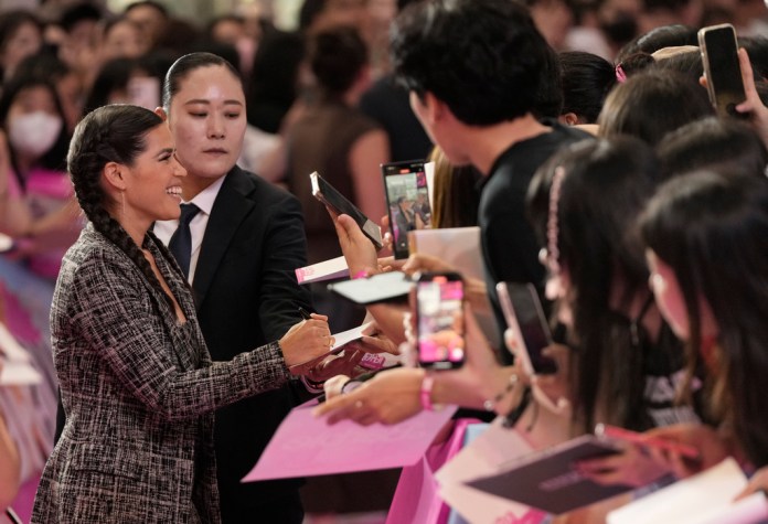 America Ferrera firma autógrafos durante la alfombra rosa de "Barbie" en Seúl, Corea del Sur.