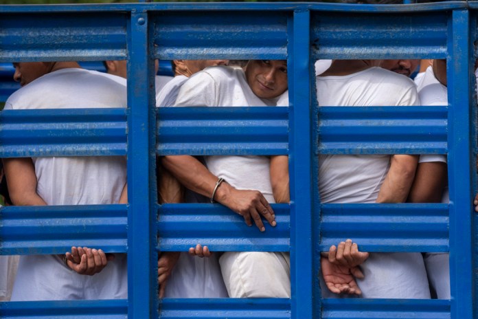 El Congreso salvadoreño pasó el 26 de julio de 2023 una reforma legal para aumentar las penas a los cabecillas de las pandillas y otra modificación a la ley para procesar penalmente a los integrantes de esos grupos en conjunto.