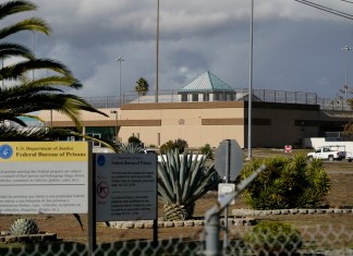 Una imagen del el 5 de diciembre de 2022 muestra el exterior de las instalaciones de la Institución Correccional Federal de Dublin, California.