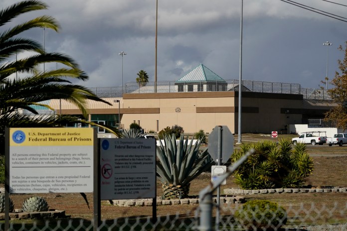 Una imagen del el 5 de diciembre de 2022 muestra el exterior de las instalaciones de la Institución Correccional Federal de Dublin, California.