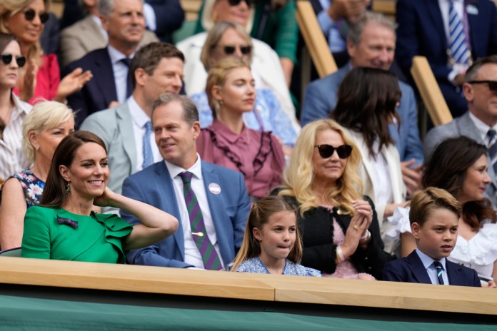 Catalina, la princesa de Gales, su hija, la princesa Carlota y el príncipe Jorge, en el palco real de la cancha central para la final de individuales masculinos entre el español Carlos Alcaraz y el serbio Novak Djokovic. Foto La Hora: AP