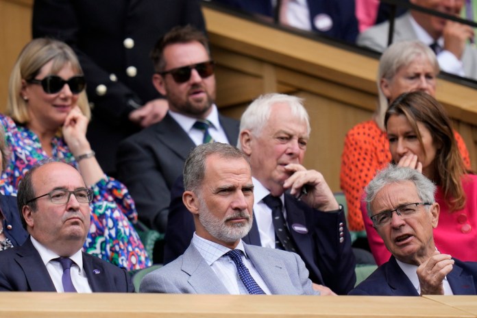 El rey Felipe de España en el palco real de la cancha central para la final de individuales masculinos entre el español Carlos Alcaraz y el serbio Novak Djokovic. Foto La Hora: AP